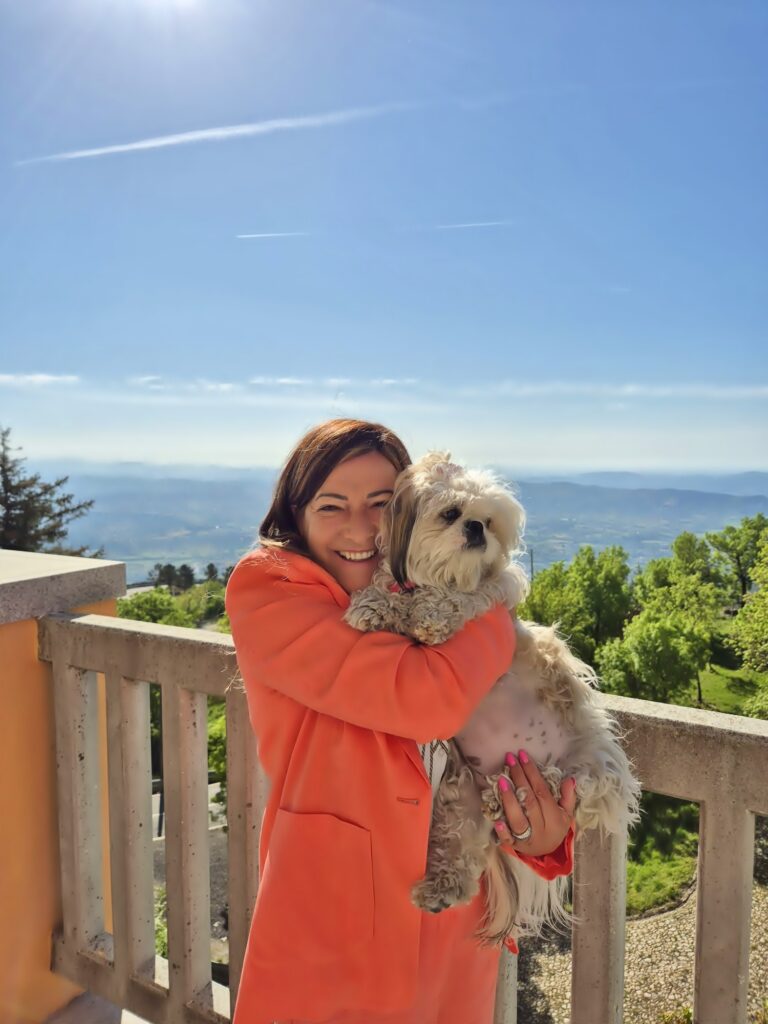 Eu e a Cacau na varanda da pousada da Serra da estrela 