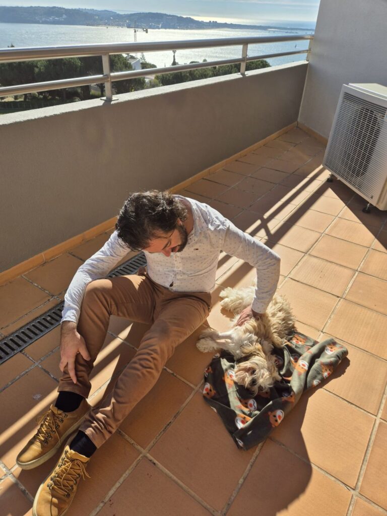 André com a cacau deitada no chão o dia depois da saída do hospital