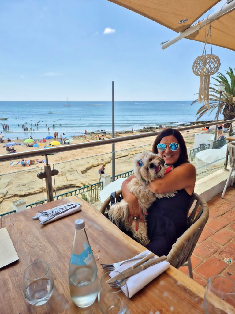 Cacau com a tutora no restaurante Za Zou na Praia da Luz 